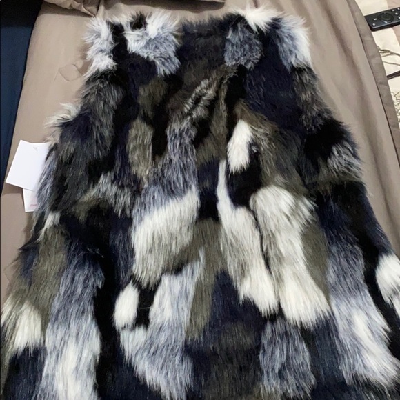 We are selling a multicolor vest that is brand new - Picture 3 of 4